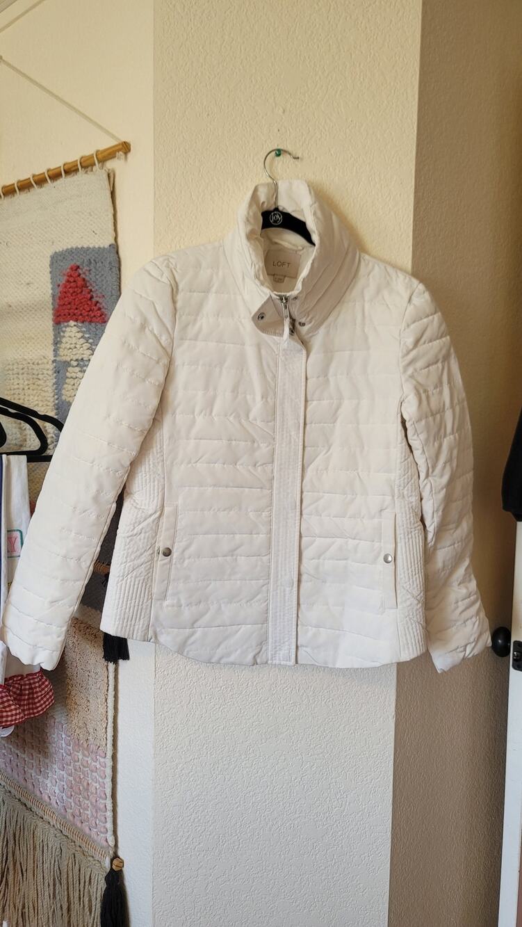 LOFT QUILTED LIGHT WEIGHT PUFFER JACKET IN OFF WHITE, SZ MEDIUM